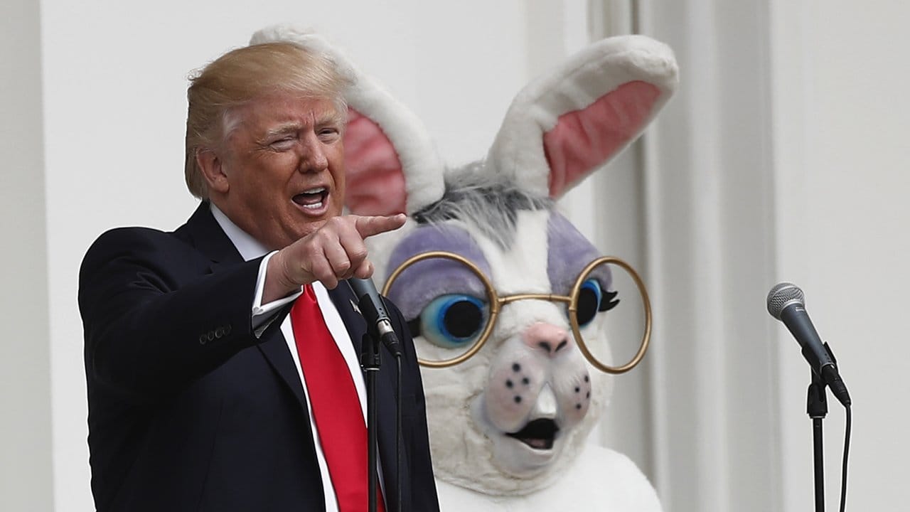 Donald Trump und der Osterhase auf dem Balkon des Weißen Hauses.