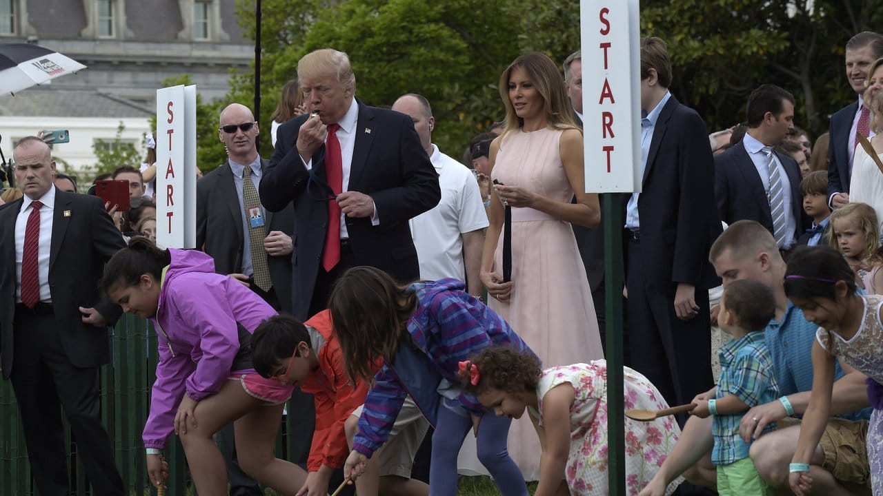Donald Trump pfeift das Ostereierrollen an.