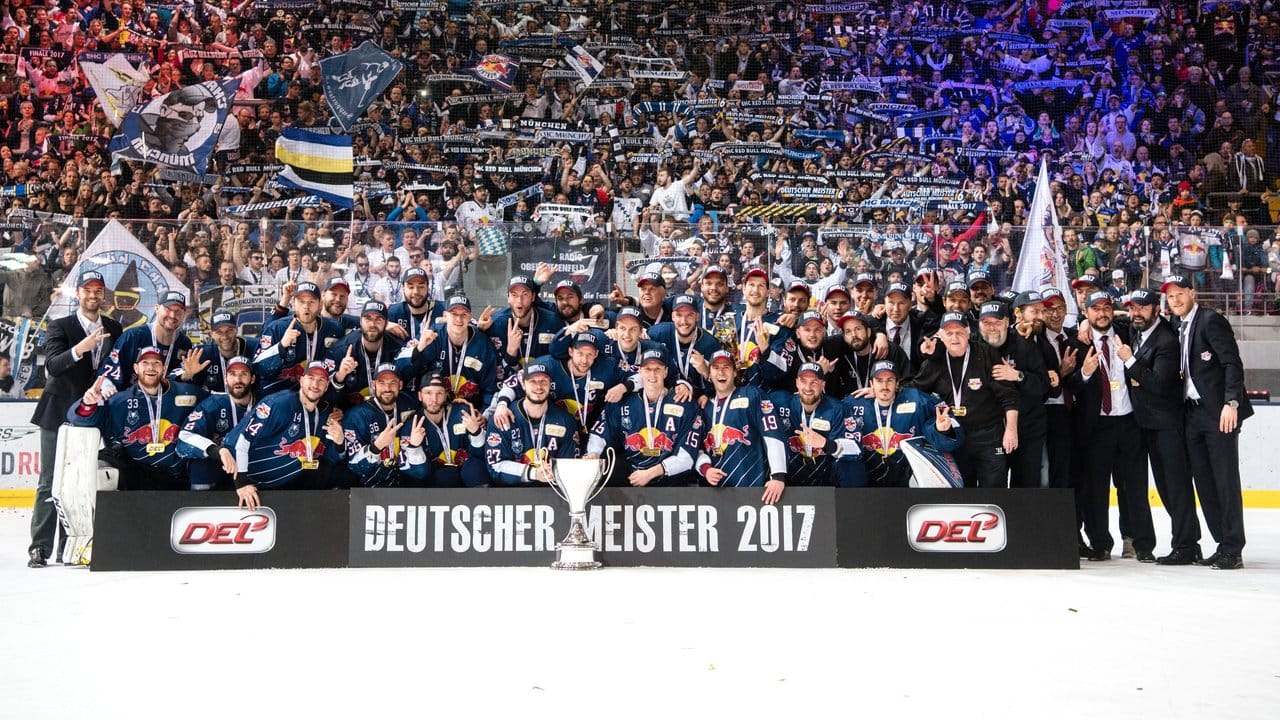 Das Münchner Team posiert nach dem Sieg der Meisterschaft für ein Mannschaftsfoto vor der Fankurve.