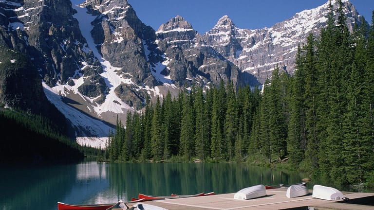 Seen, wie der Morain Lake, bieten im Banff National Park jede Menge Möglichkeiten für eine gemütliche Bootstour.