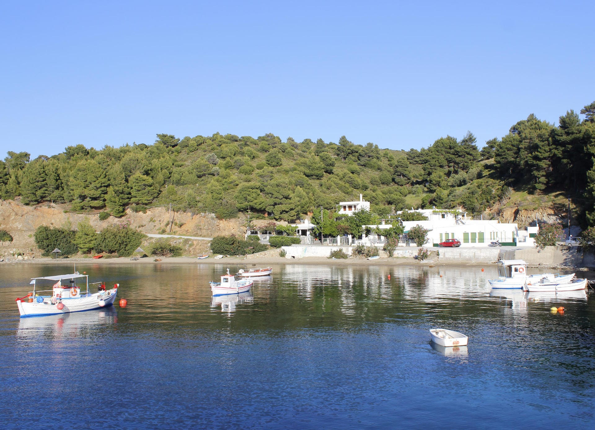Pefkos ist in der Mitte der Insel gelegen und dient als Ausgangsort für Segeltörns und Ausflugsboote.