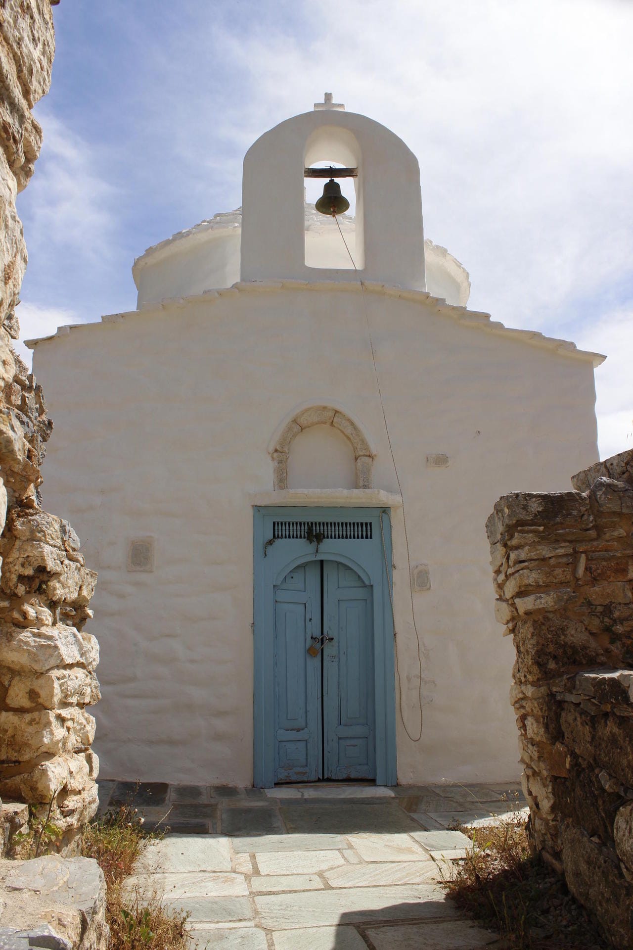 Die mehrmals zerstörte Kirche Agios Dimitrios ist Teil eines ehemaligen Klosters, von dem nur noch Mauerreste erhalten sind.