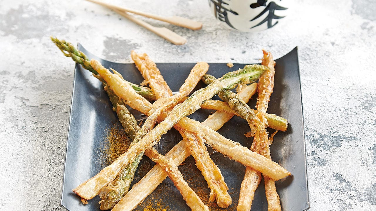 Schmeckt und sieht gut aus: japanisches Tempura – im Teigmantel frittierte Spargelstangen.