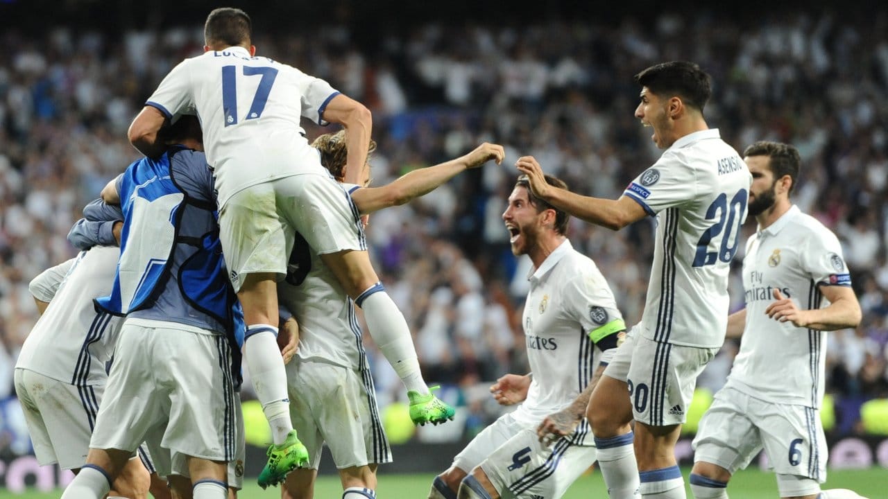 Die Spieler von Real Madrid bejubeln den Sieg gegen Bayern München.