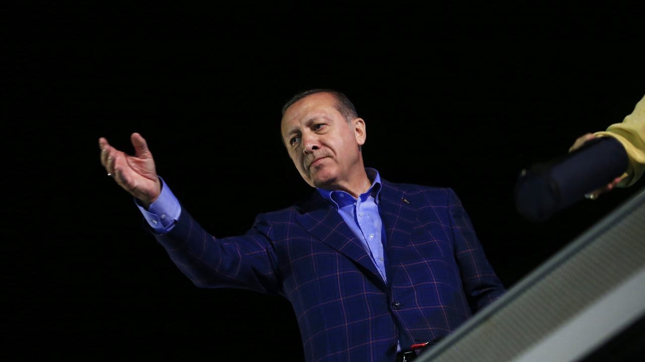 Der türkische Staatschef Recep Tayyip Erdogan winkt am Tag des Referendums in Istanbul seinen Anhängern zu.