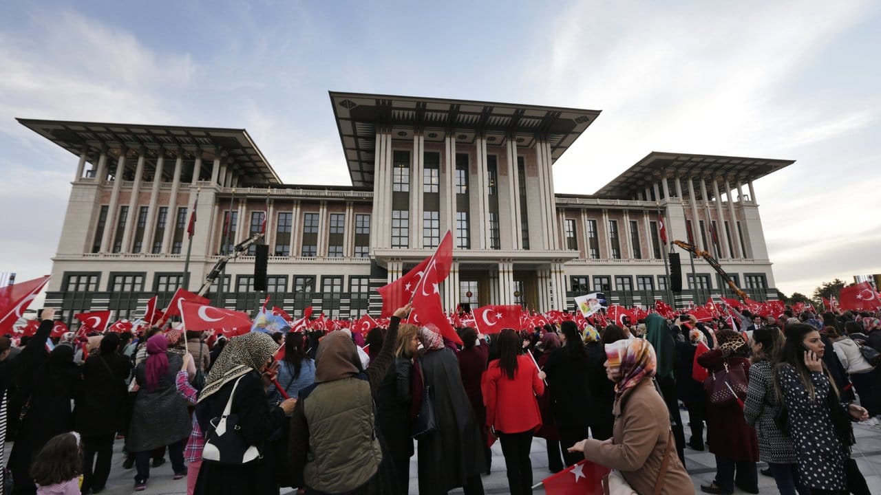 Anhänger des türkischen Staatspräsidenten Erdogan vor dem Präsidentenpalast in Ankara (Türkei).