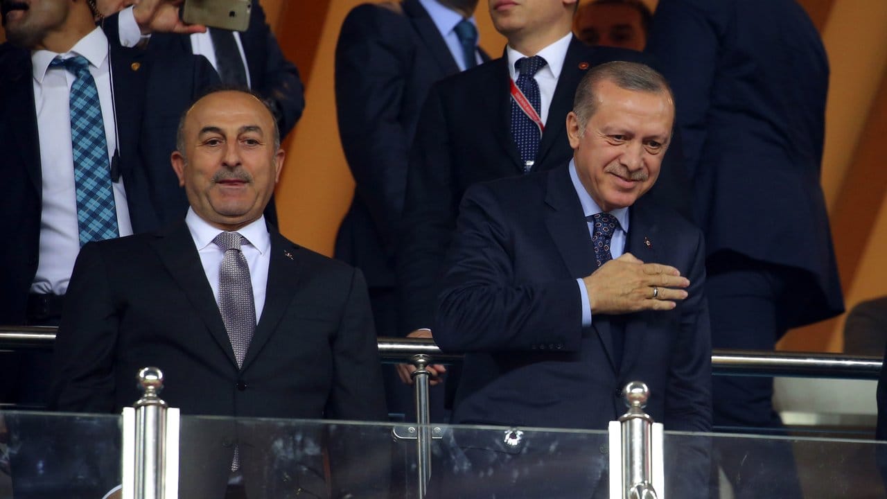 Der türkische Präsident Recep Tayyip Erdogan (r) und Außenminister Mevlüt Cavusoglu.