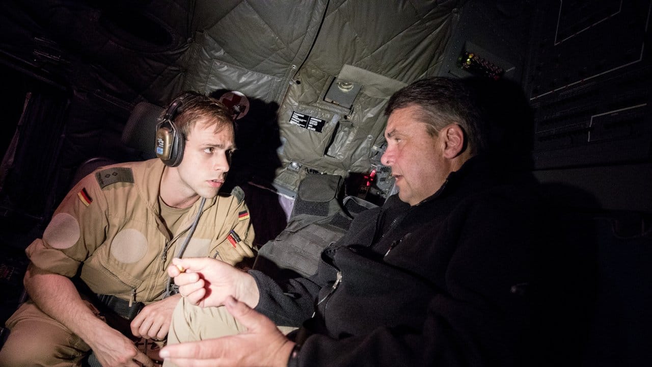 Auf dem Flug von Kuwait nach Bagdad unterhält sich Gabriel mit einem Crewmitglied der Bundeswehr.