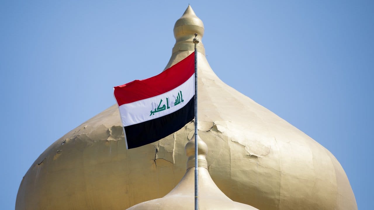 Die irakisch Fahne über dem Präsidentenpalast in Bagdad.