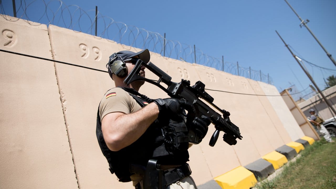 Schwer bewaffnete Bundespolizisten sichern die deutsche Botschaft in Bagdad ab.