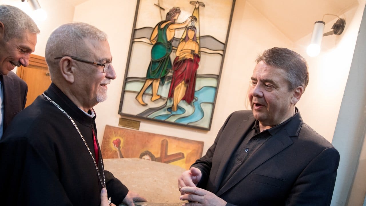 Gabriel im Gespräch mit dem Generalvikar Monsignore Pios Qashain in einer syrisch-katholischen Kirche in Bagdad.