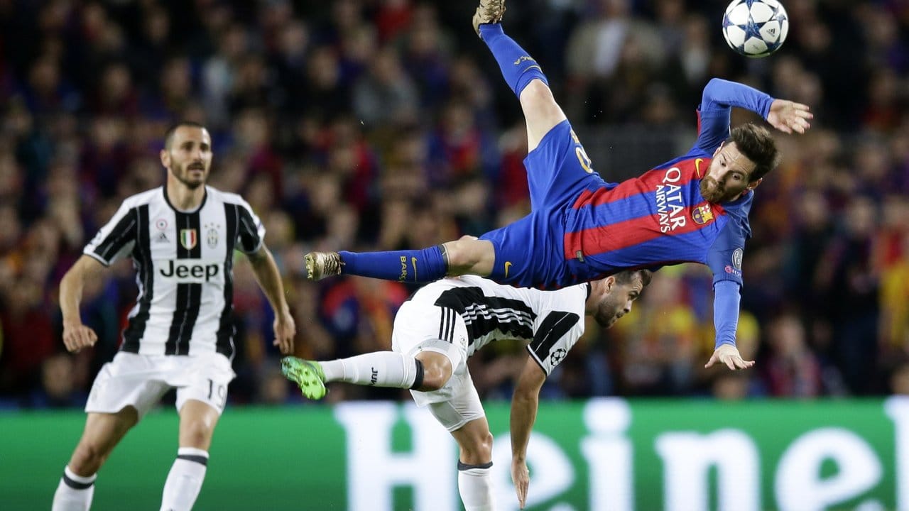 Zu Fall gebracht: Barcelonas Superstar Lionel Messi (r) im Zweikampf mit Juves Miralem Pjanic.