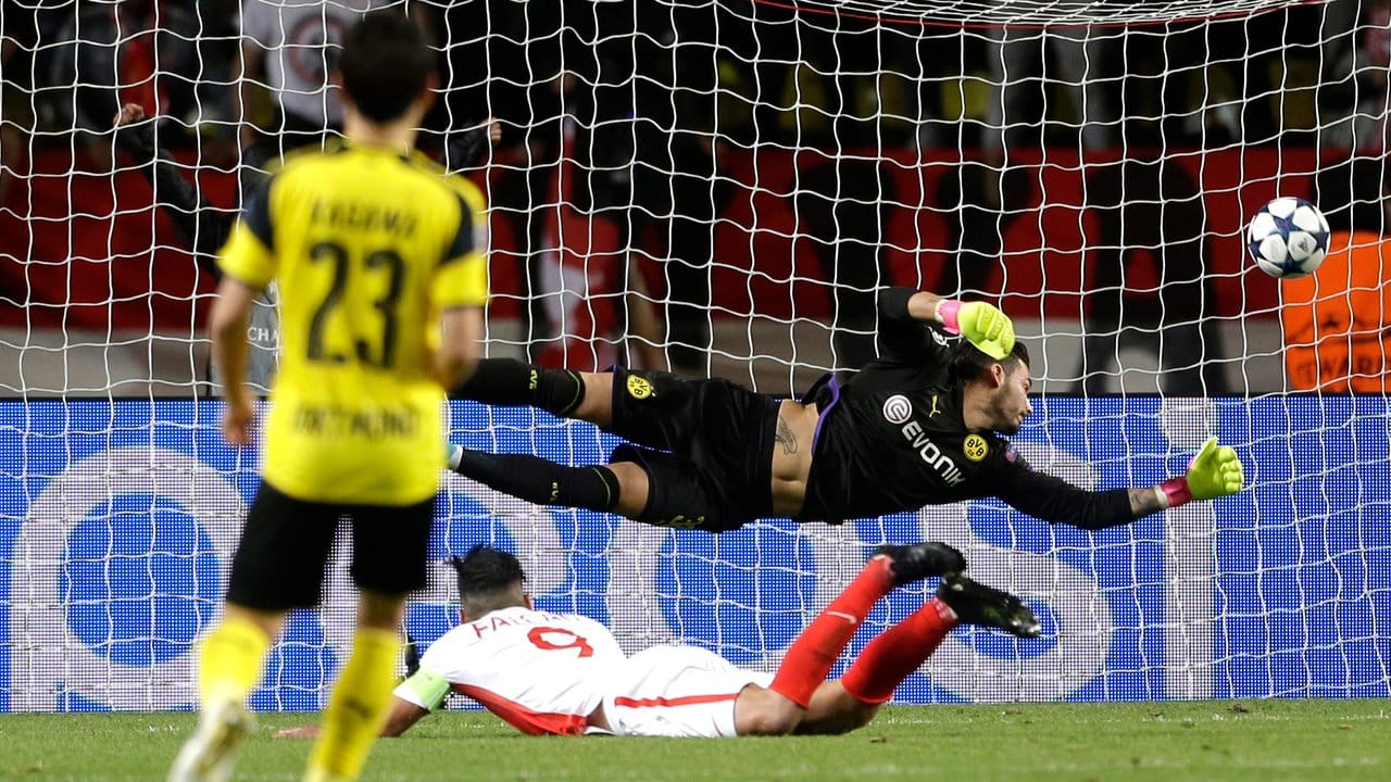 Monacos Radamel Falcao (am Boden) köpft das 2:0 gegen Dortmunds Torhüter Roman Bürki.