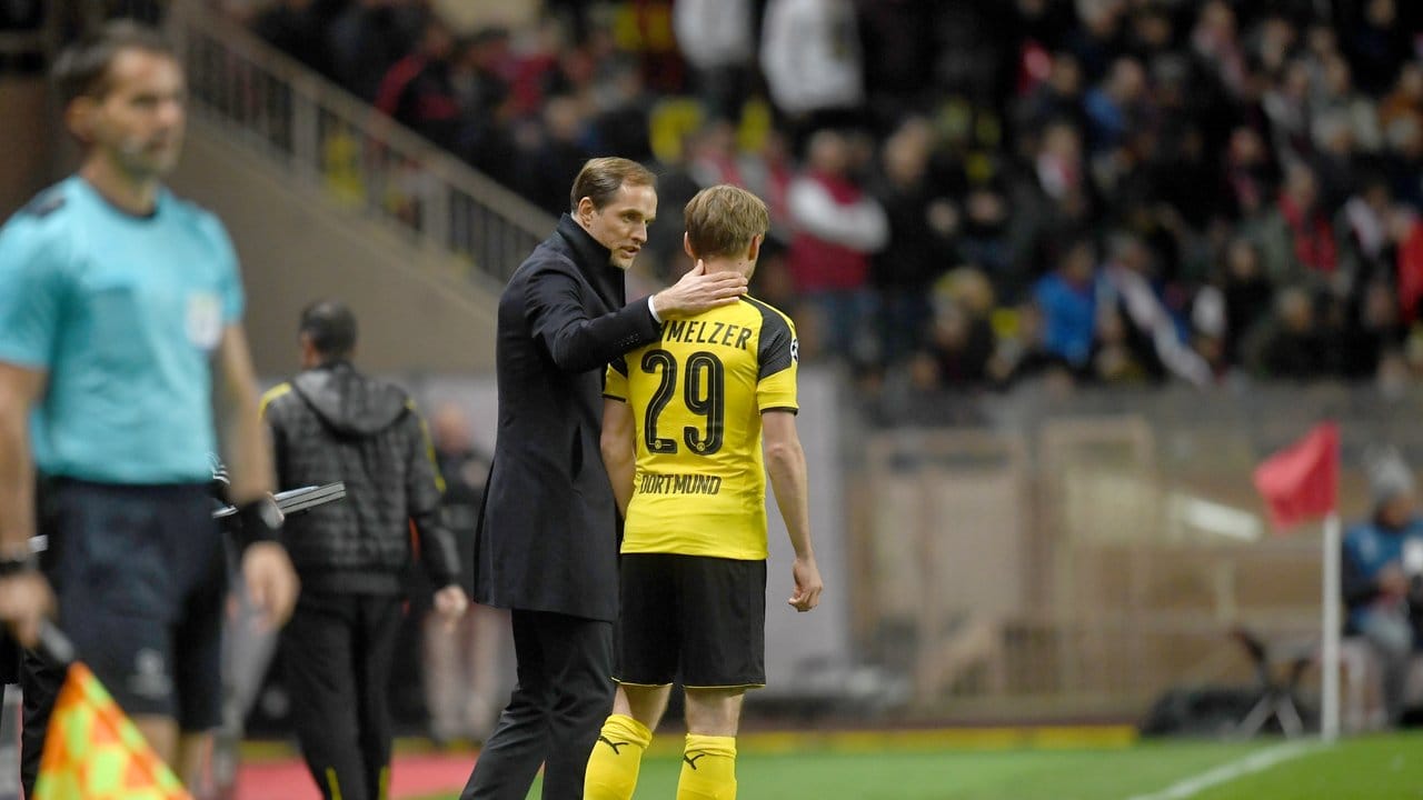 Dortmunds Trainer Thomas Tuchel wechselt Marcel Schmelzer ein.