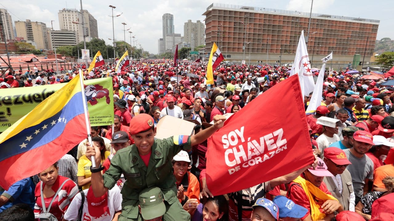 Zehntausende Anhänger von Maduro feierten in roten Hemden im Zentrum der Stadt unbehelligt den vierten Jahrestag seiner Präsidentschaft.