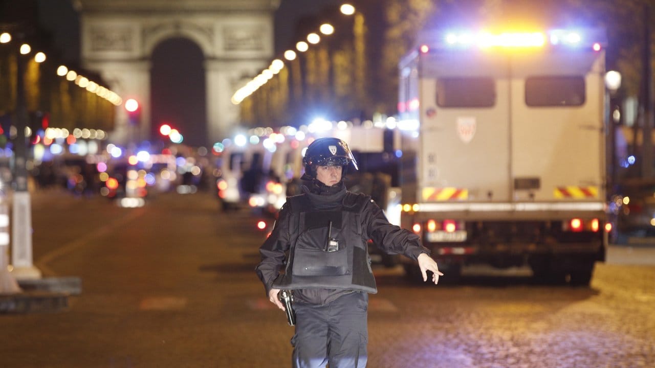 Ein Polizist sichert am Abend den Ort des Geschehens.