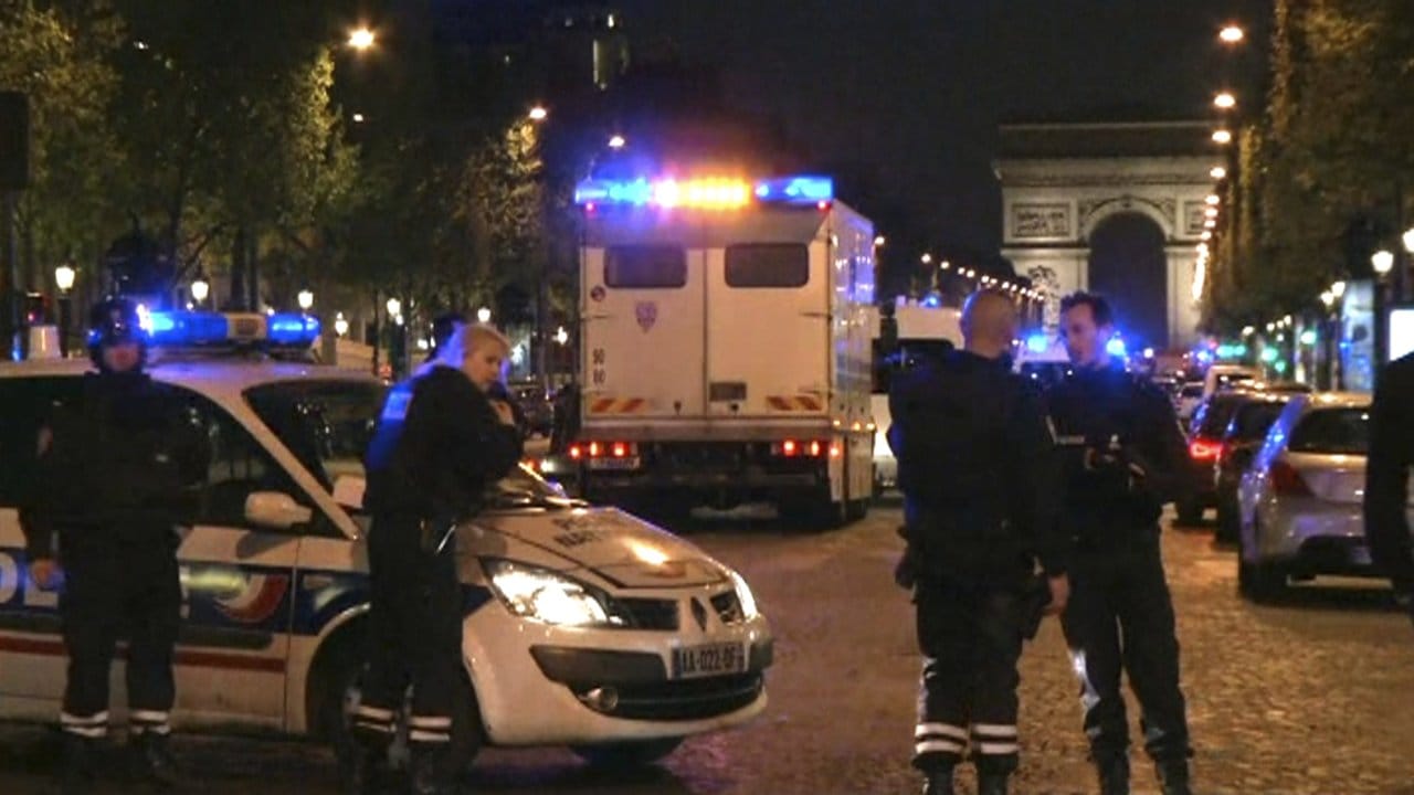 Polizeieinheiten auf den Champs-Élysées.