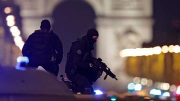 Maskierte Polizisten kurz nach den tödlichen Schüssen in Paris
