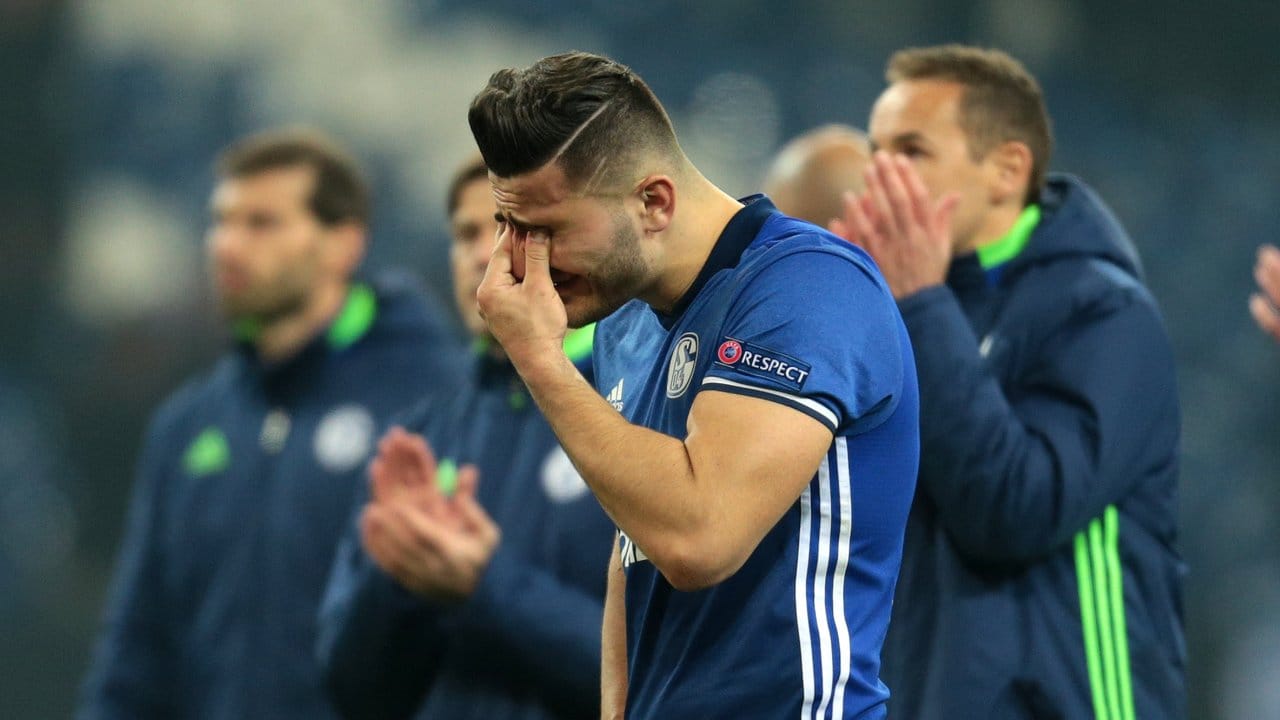 Sead Kolasinac von Schalke reagiert nach dem Ausscheiden gegen Amsterdam.
