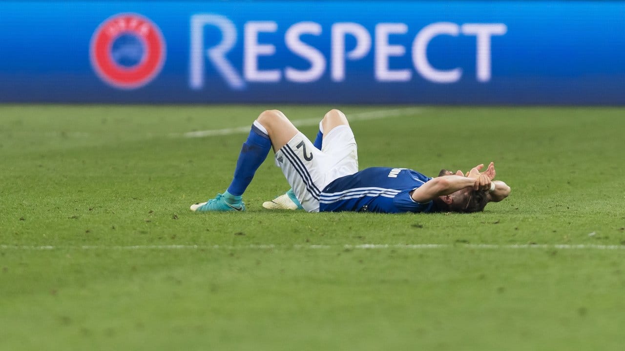 Schalkes Daniel Caligiuri liegt nach dem Spiel enttäuscht auf dem Rasen.
