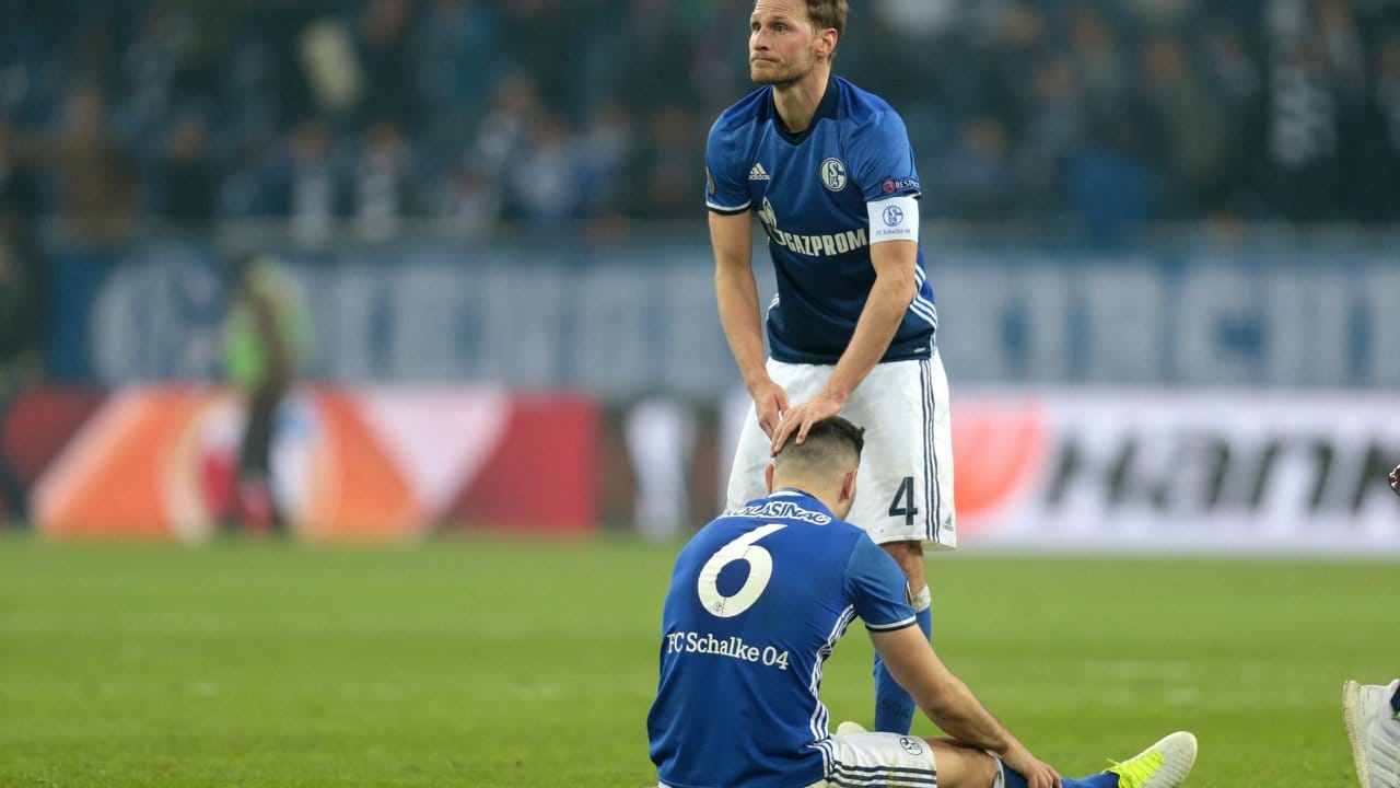 Schalkes Kapitän Benedikt Höwedes (o) tröstet Mitspieler Sead Kolasinac nach dem Spiel.