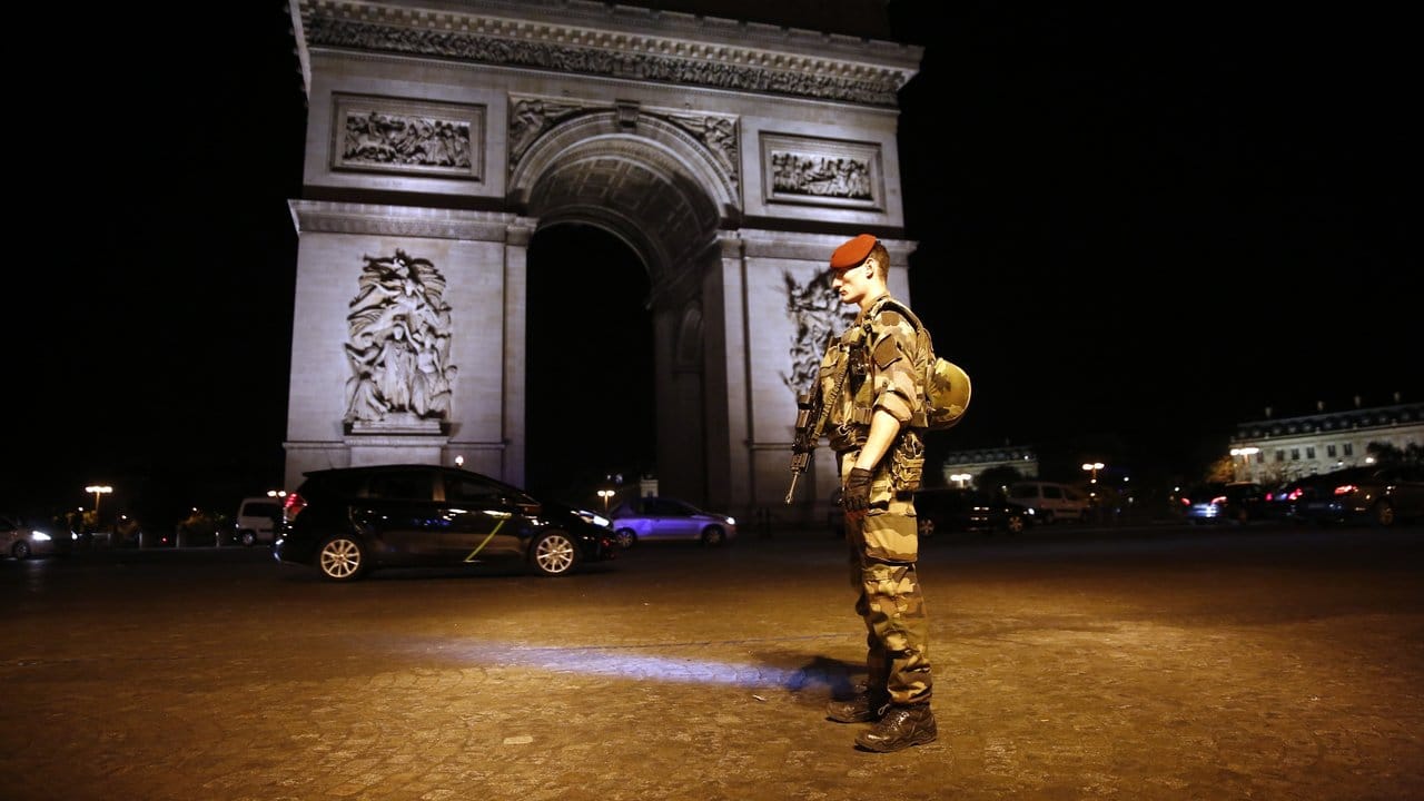 Ein Soldat sichert das Gebiet um den Arc de Triomphe.