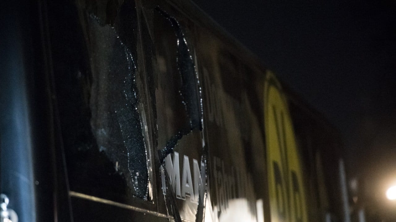 Die zerstörte Scheibe des Mannschaftsbusses der Fußballmannschaft von Borussia Dortmund, aufgenommen in der Nacht nach dem Vorfall.