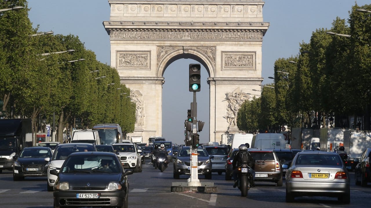 Der Verkehr fließt wieder vor dem Arc de Triomphe.