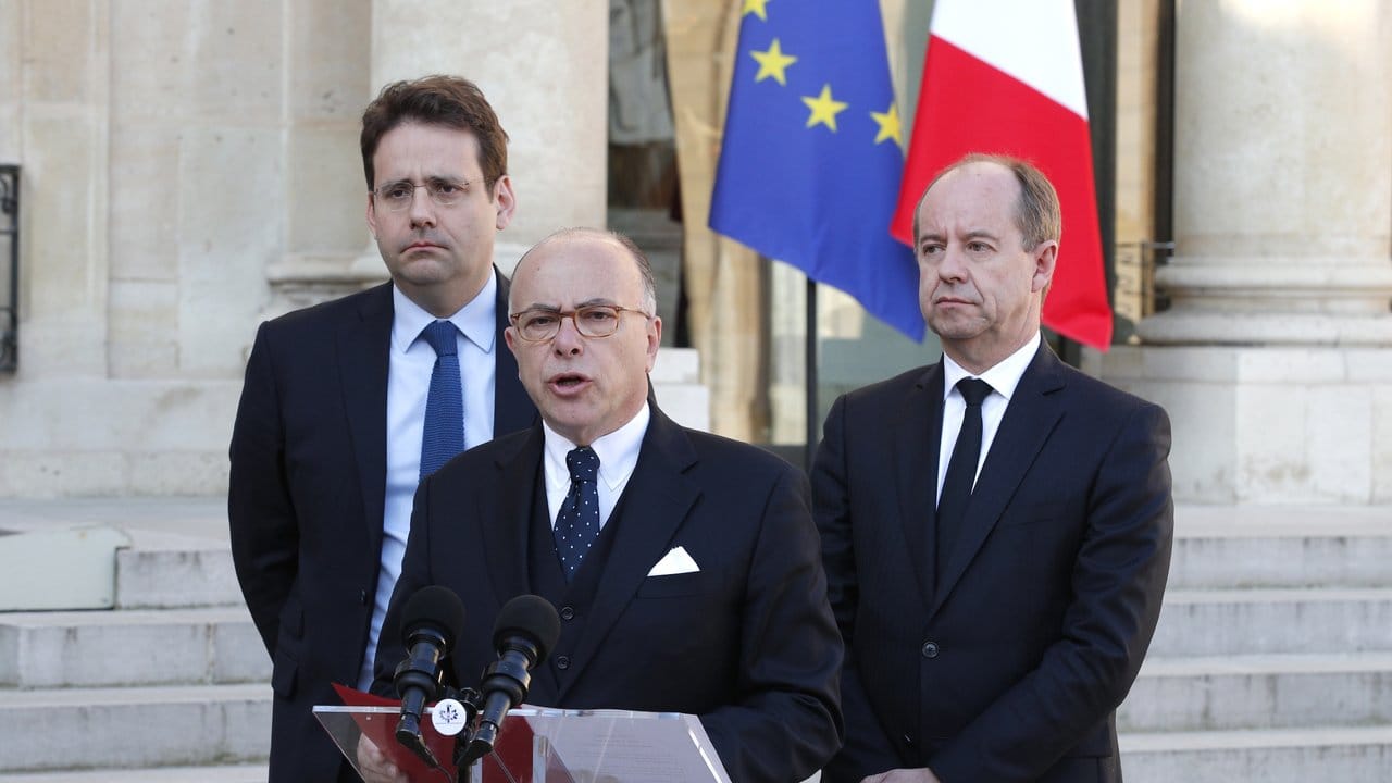 Der französische Innenminister, Matthias Fekl (l-r), der französische Ministerpresident Bernard Cazeneuve und der französische Justizminister Jean-Jacques Urvoas sprechen vor dem Elysee-Palast.