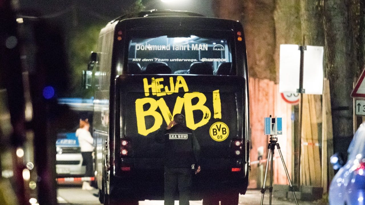 Ein Beamter des Landeskriminalamtes untersucht in der Nacht nach dem Vorfall den Bus der Fußballmannschaft von Borussia Dortmund.