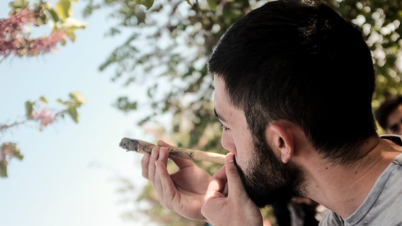 Ein Mann raucht in Jerusalem gegenüber dem Parlamentsgebäude einen Joint und "feiert" damit den 20.