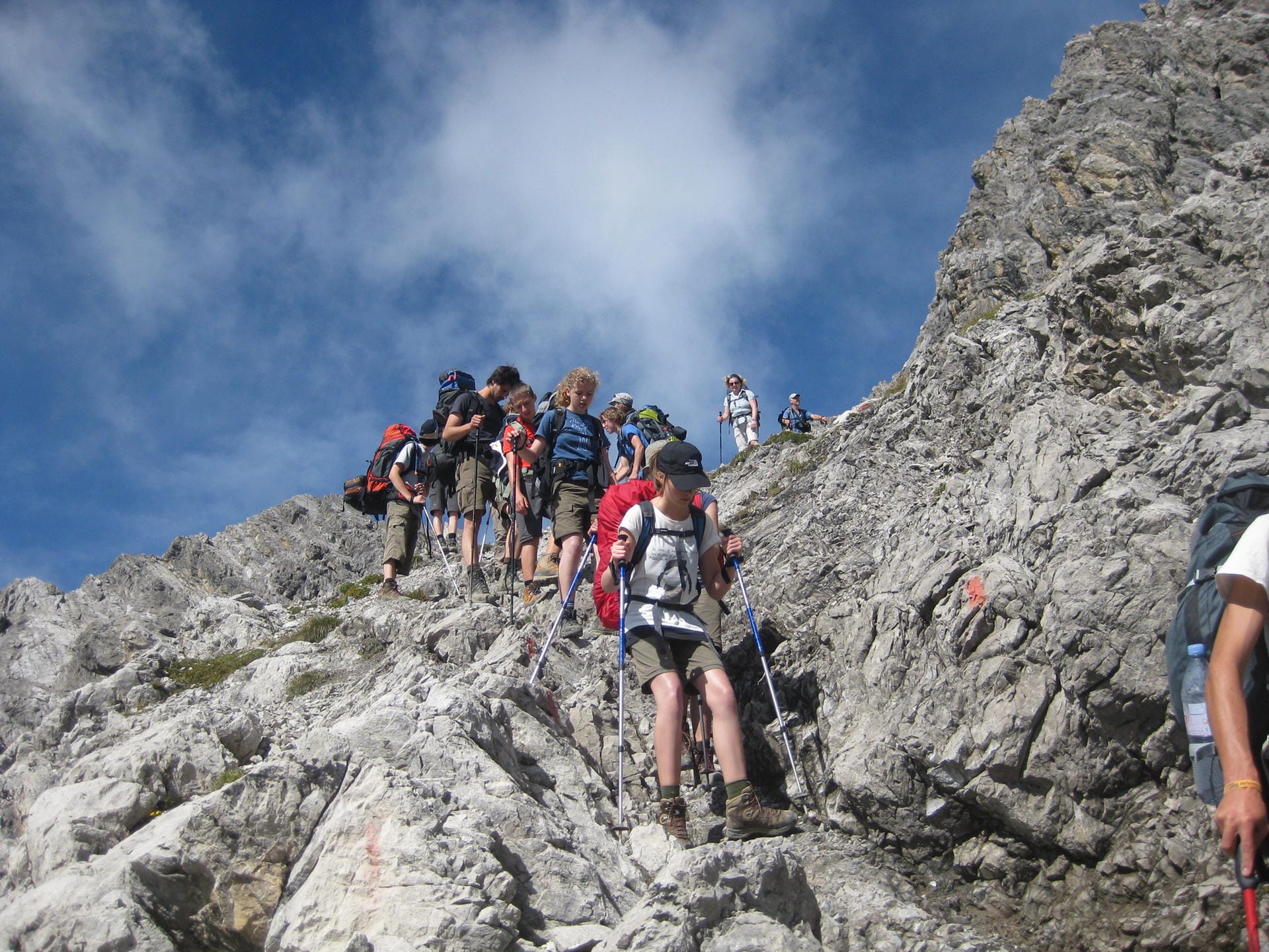 Sportlich und geschickt überqueren die Teenager die Alpen.