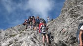 Sportlich und geschickt überqueren die Teenager die Alpen.