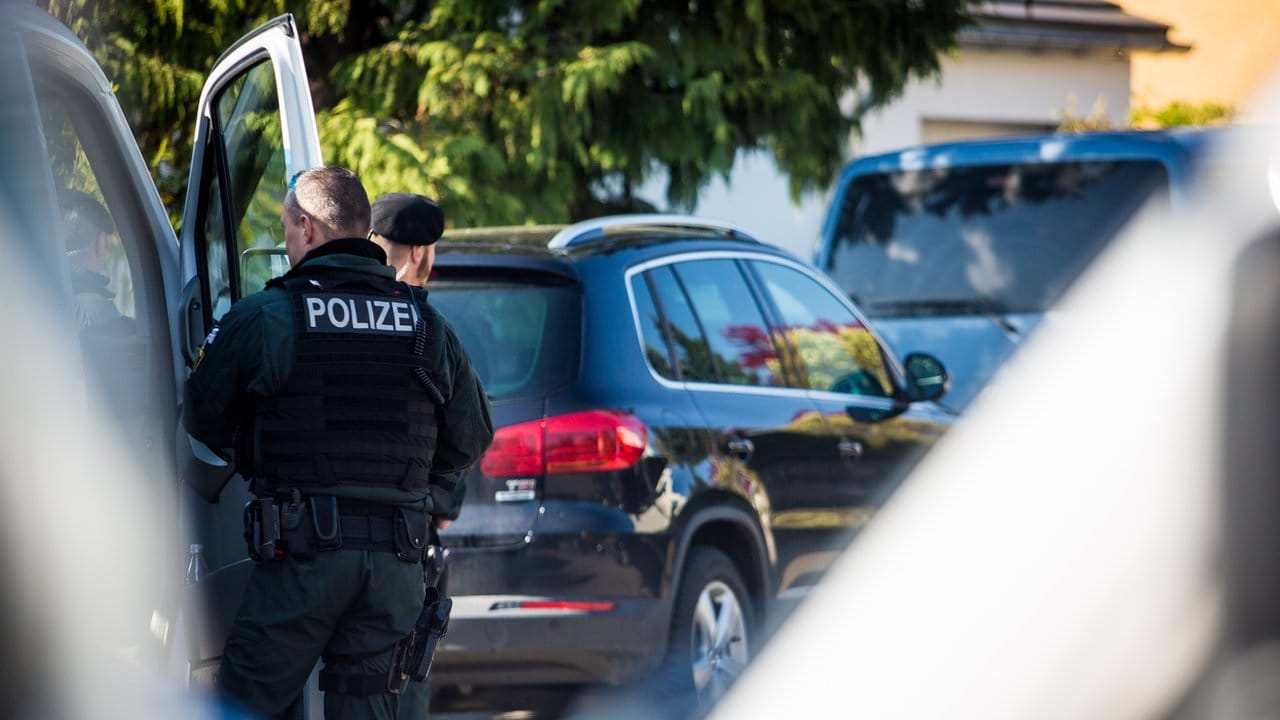 Einsatzkräfte stehen in einer Straße in Rottenburg am Neckar vor einem Haus.
