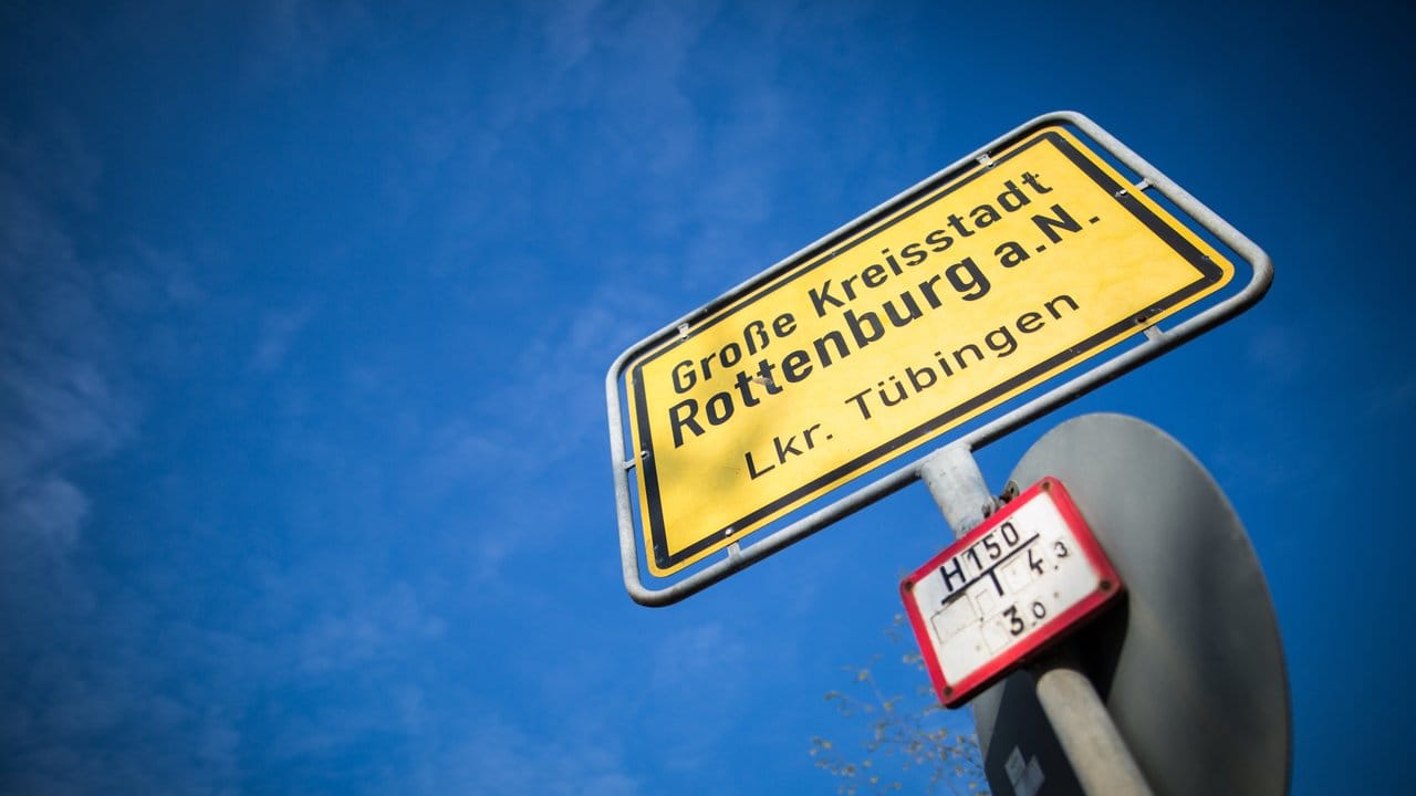 Im Zusammenhang mit der Festnahme nach dem Anschlag auf den BVB-Mannschaftsbus hat es Einsätze in den Städten Tübingen und Rottenburg am Neckar in Baden-Württemberg gegeben.