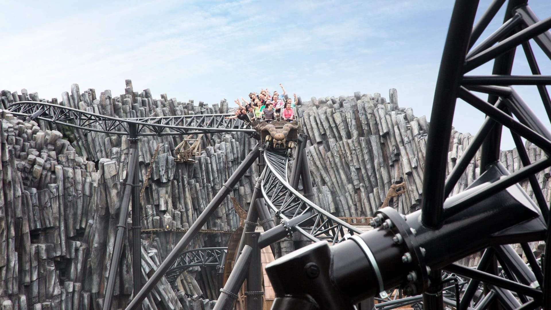 Die Achterbahn "Taron" im neuen Themendorf Klugheim ist der schnellste Multi-Launch-Coaster der Welt