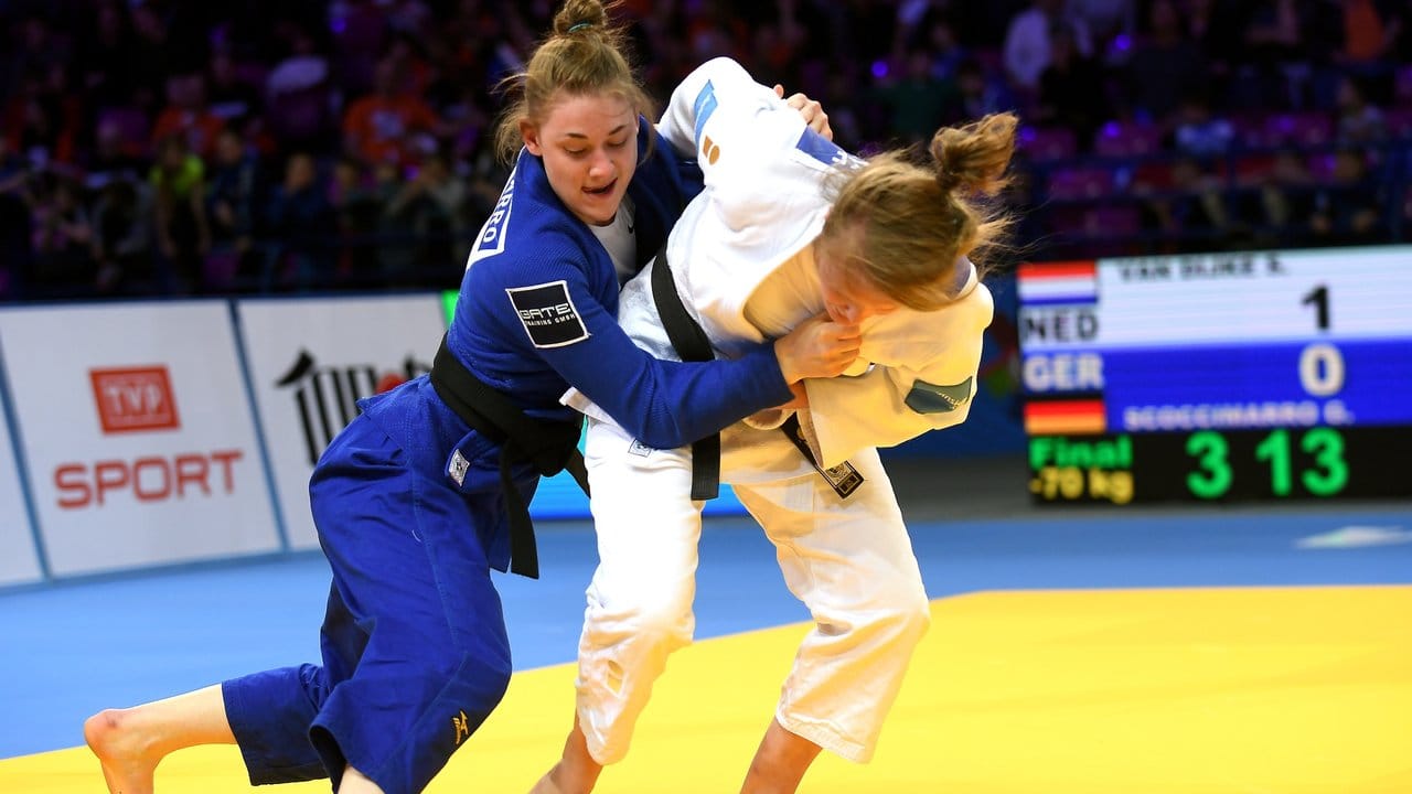 Giovanna Scoccimarro (blau) kämpft in der Klasse bis 70 Kilogramm mit der Niederländerin Sanne Van Dijke.
