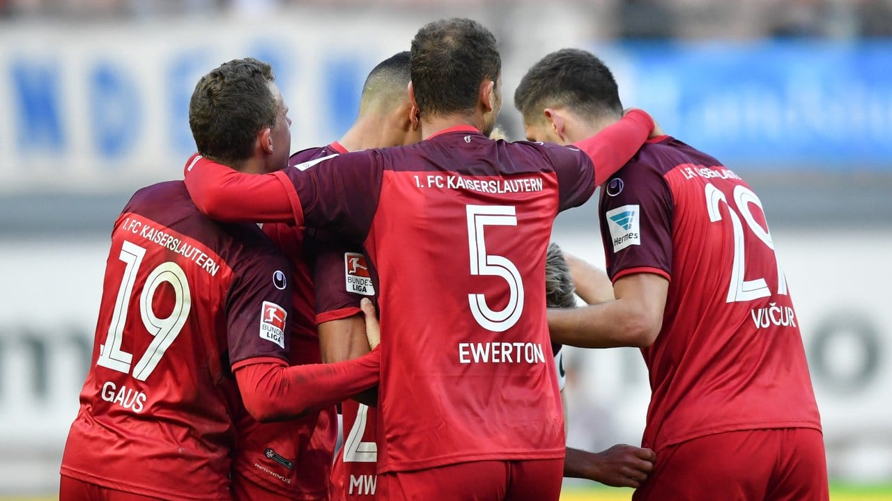 Kaiserslauterns Mannschaft jubelt über das Tor zum 1:0 gegen 1860 München.