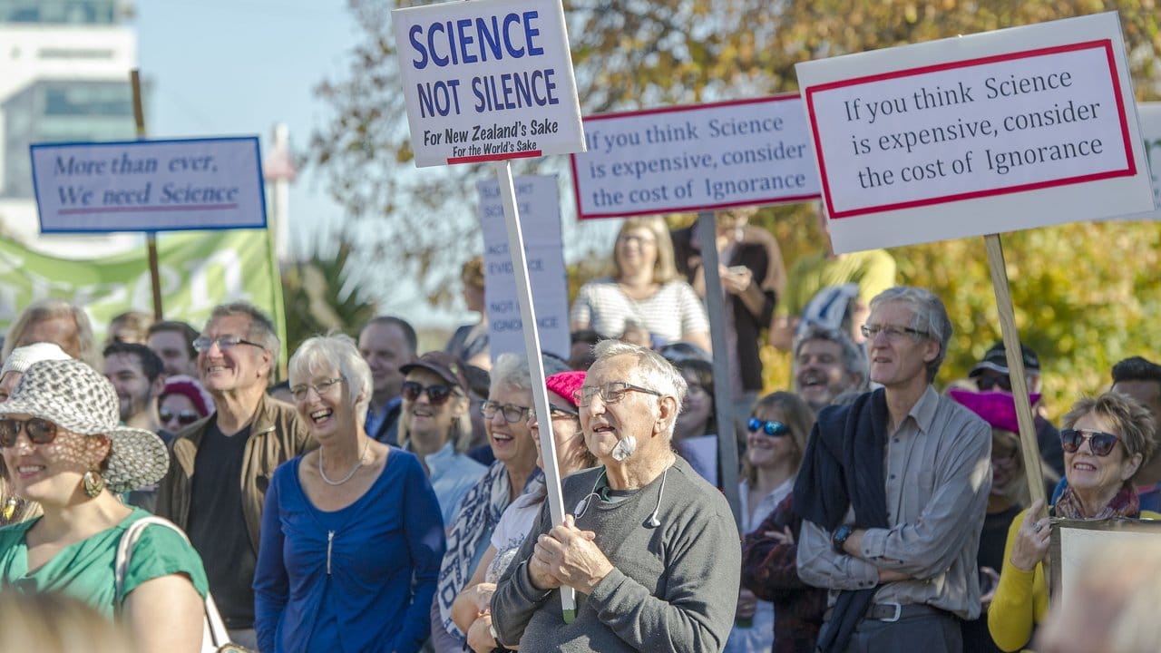 Einwohner von Christchurch in Neuseeland protestieren beim "March for Science". Einwohner von Christchurch in Neuseeland protestieren beim "March for Science".
