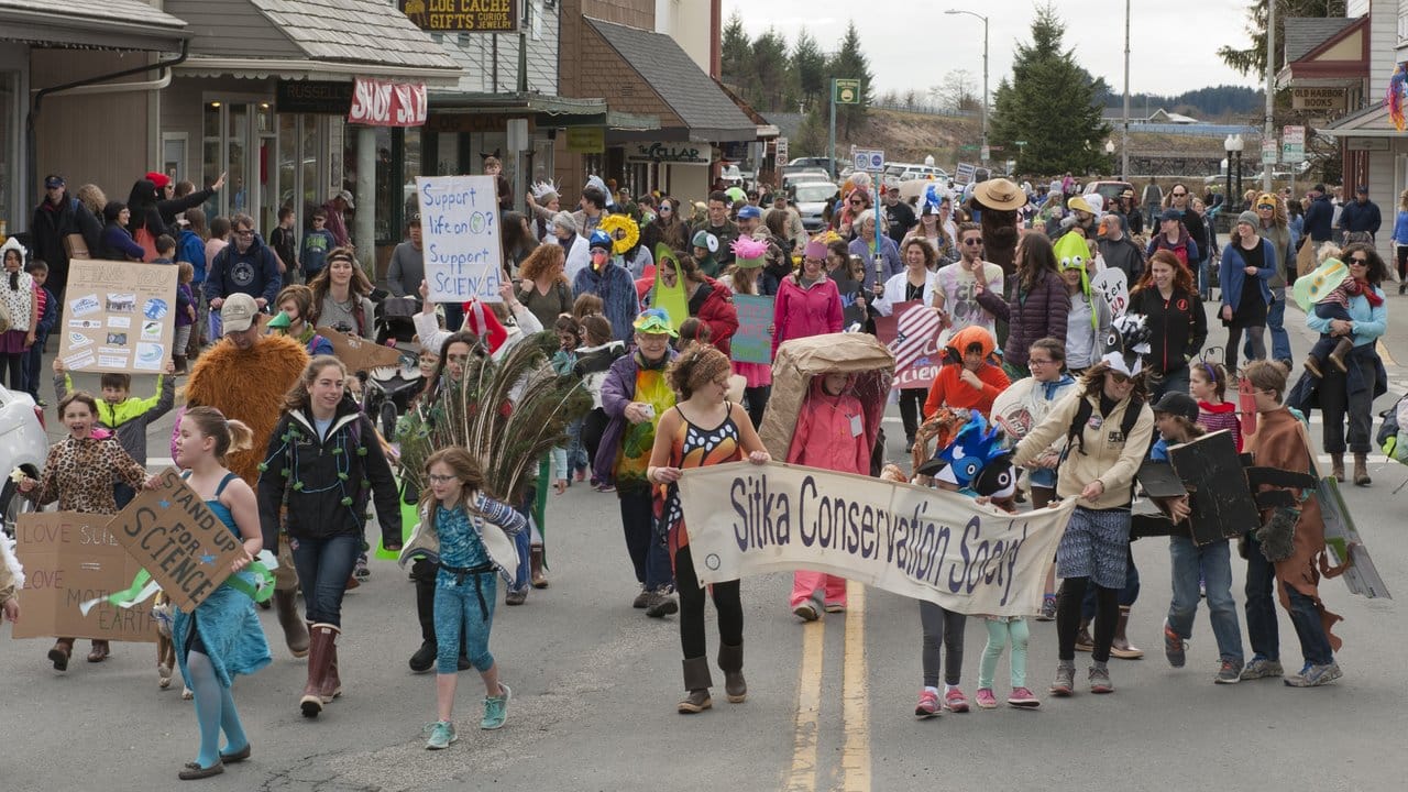 Als Tiere kostümierte Einwohner beim "March for Science" in der Stadt Sitkan in Alaska. Als Tiere kostümierte Einwohner beim "March for Science" in der Stadt Sitkan in Alaska.