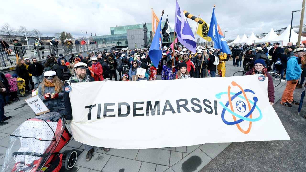 Zahlreiche Menschen nehmen am "March for Science" in Helsinki teil. Zahlreiche Menschen nehmen am "March for Science" in Helsinki teil.