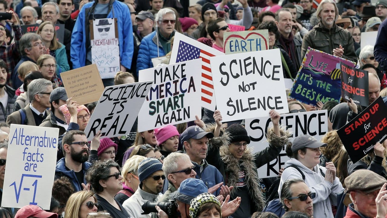 Wissenschaftler demonstrieren im Februar in Boston gegen die Trump-Regierung und für die Anerkennung der Bedeutung der Wissenschaft. Wissenschaftler demonstrieren im Februar in Boston gegen die Trump-Regierung und für die Anerkennung der Bedeutung der Wissenschaft.