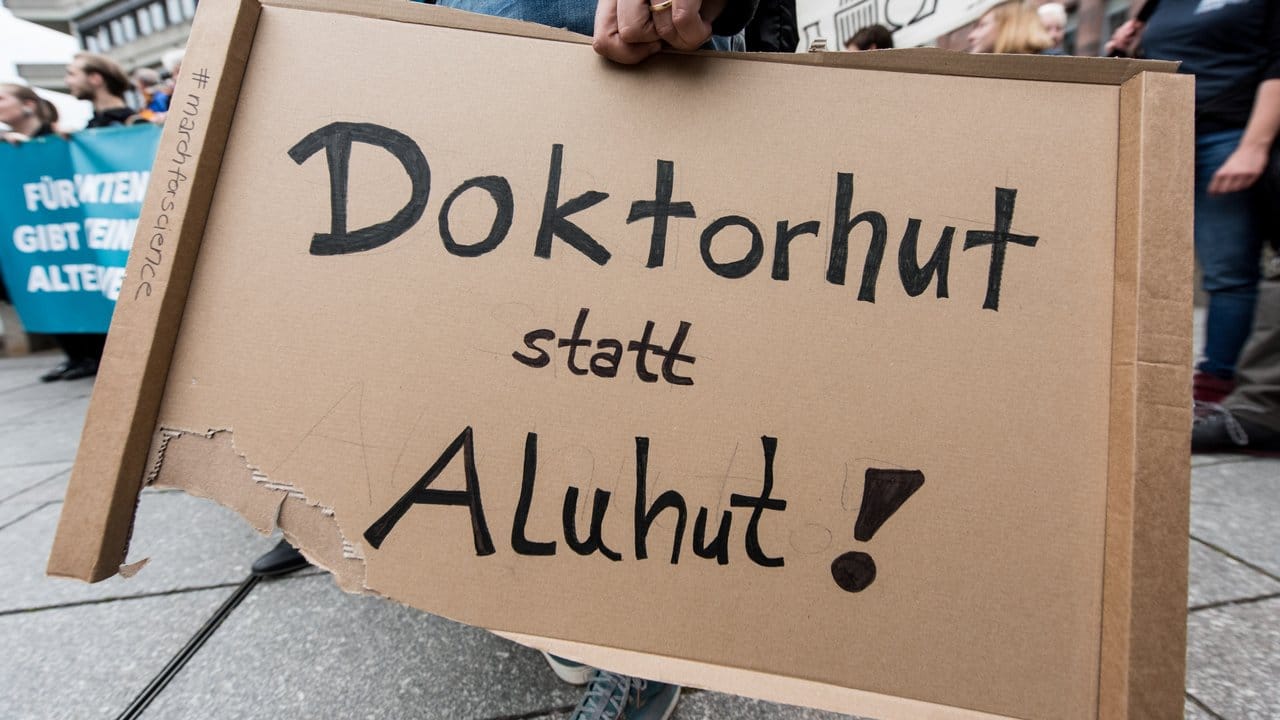 "Doktorhut statt Aluhut!" - gesehen beim "March for Science" in Freiburg. "Doktorhut statt Aluhut!" - gesehen beim "March for Science" in Freiburg.