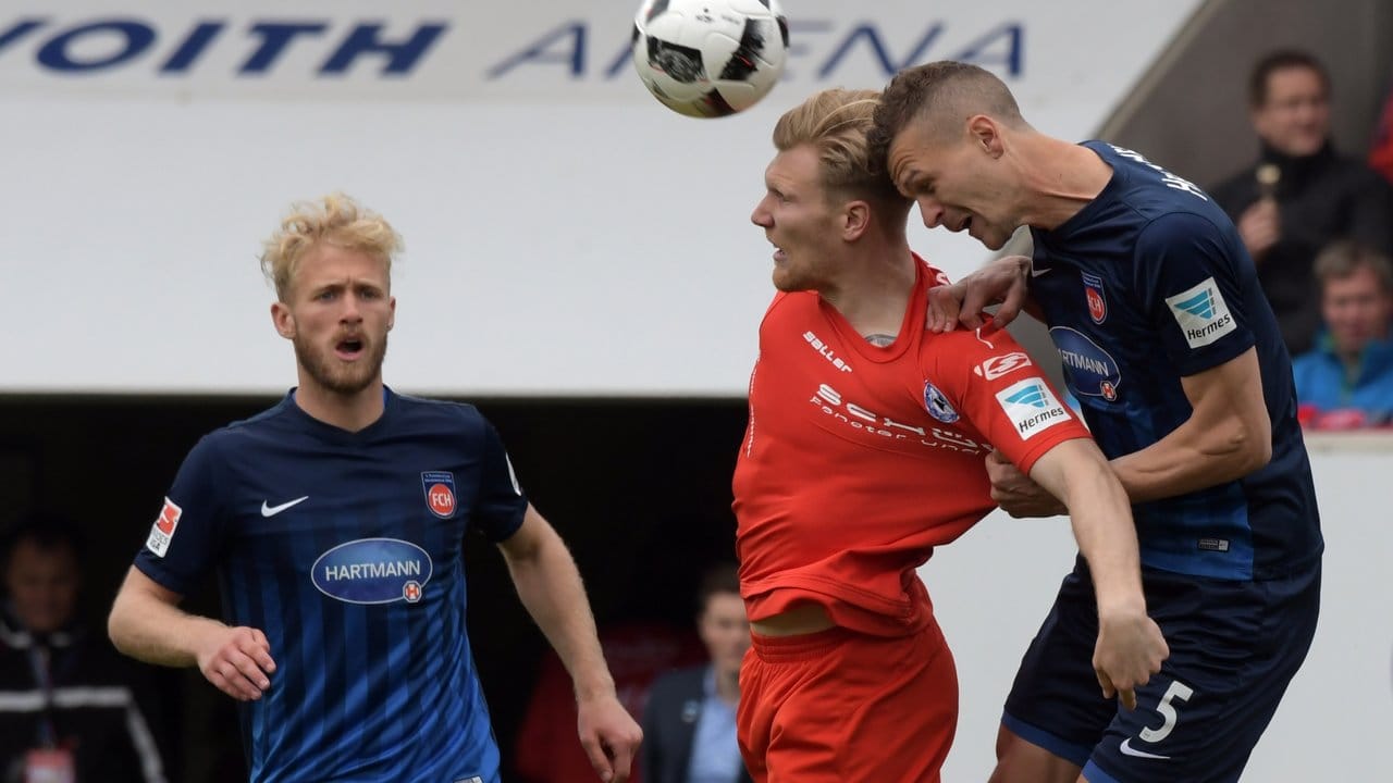 Kopfball-Duell zwischen Heidenheims Matthias Wittek (r) und Andreas Voglsammer von Bielefeld.
