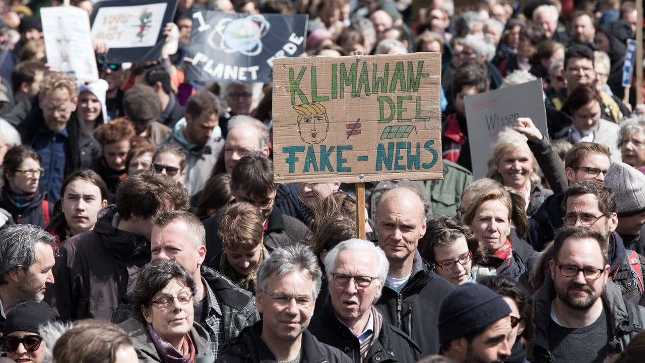 Den Demonstranten geht es auch darum, die Freiheit von Wissenschaft und Forschung zu erhalten. Den Demonstranten geht es auch darum, die Freiheit von Wissenschaft und Forschung zu erhalten.