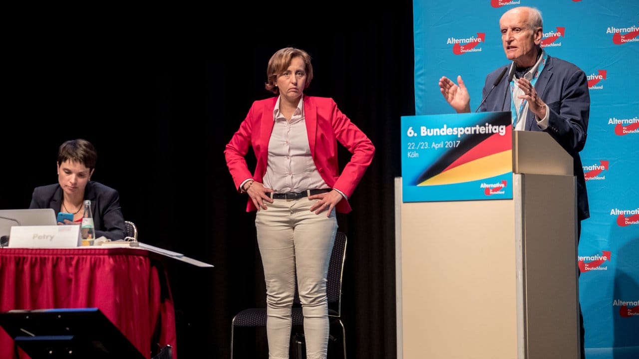 Als wahrscheinlich gilt, dass Beatrix von Storch (M) dem künftigen Spitzenteam angehören wird. Als wahrscheinlich gilt, dass Beatrix von Storch (M) dem künftigen Spitzenteam angehören wird.