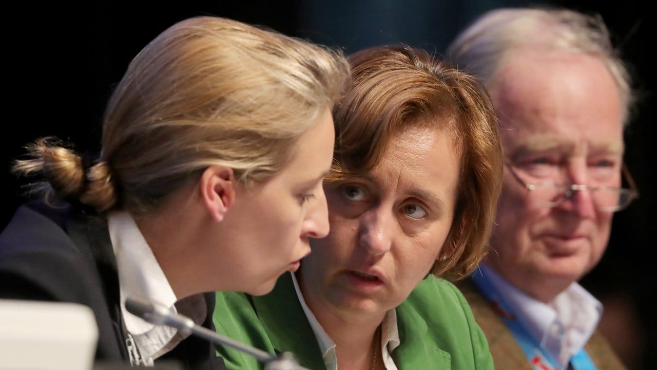 Alice Weidel (l-r), Beatrix von Storch und Alexander Gauland, Mitglieder im AfD-Bundesvorstand, währen des Parteitags. Alice Weidel (l-r), Beatrix von Storch und Alexander Gauland, Mitglieder im AfD-Bundesvorstand, währen des Parteitags.