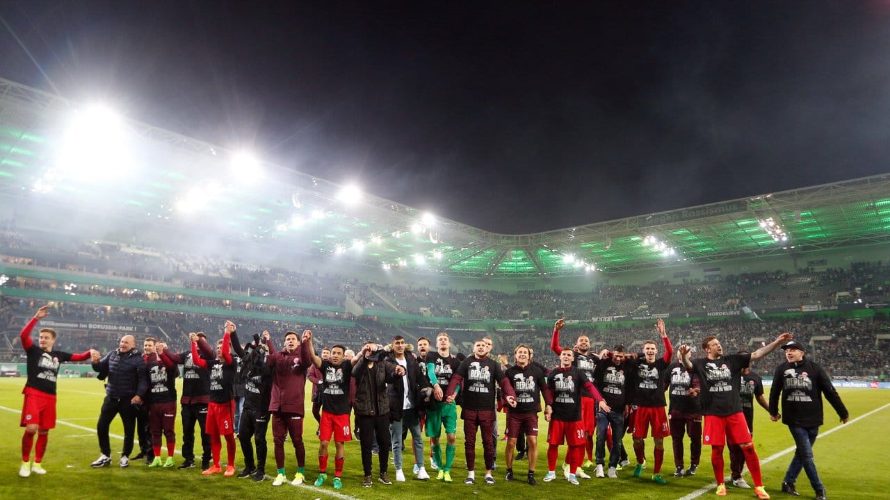 Die Spieler von Eintracht Frankfurt feiern nach der Partie mit den Fans ihren Sieg.