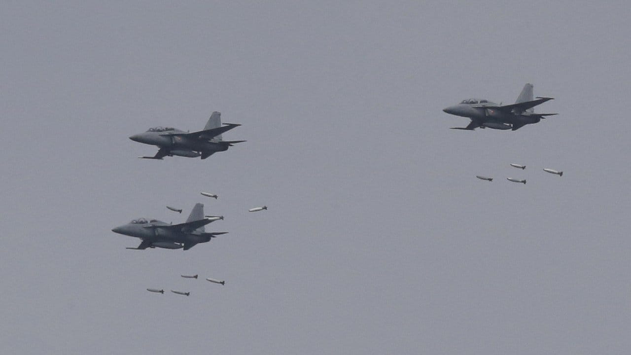 Südkoreanische FA-50 Kampfflugzeuge, die Bomben abwerfen, bei einem gemeinsamen Manöver von Südkorea und der USA. Südkoreanische FA-50 Kampfflugzeuge, die Bomben abwerfen, bei einem gemeinsamen Manöver von Südkorea und der USA.