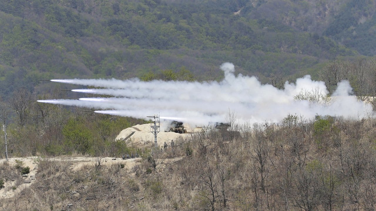 Übung auf dem Seungjin Fire Training Field in Pocheon nahe der Grenze zu Nordkorea. Übung auf dem Seungjin Fire Training Field in Pocheon nahe der Grenze zu Nordkorea.